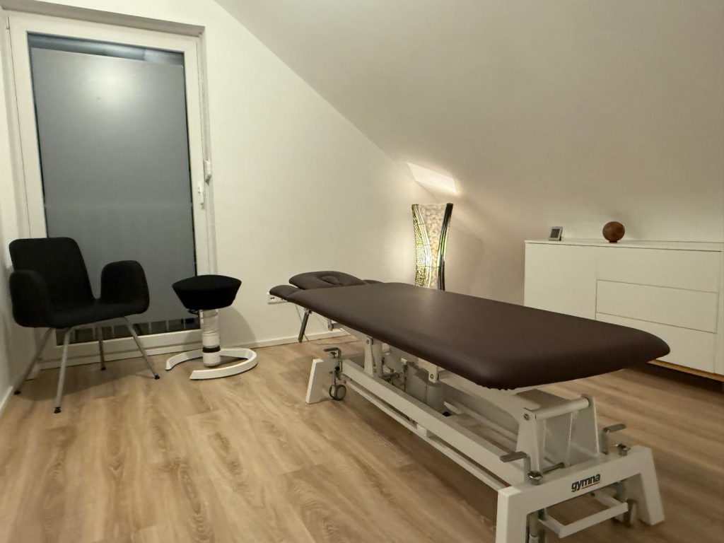 Therapieraum mit Behandlungsliege
