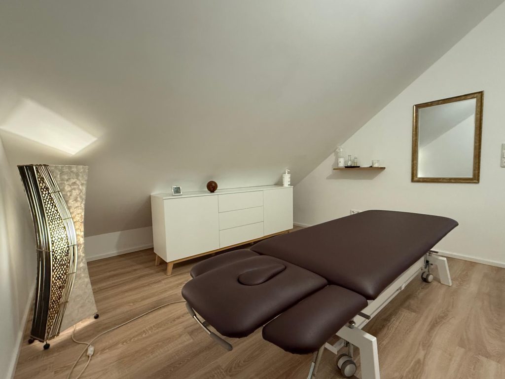 Behandlungsraum mit Massagetisch
