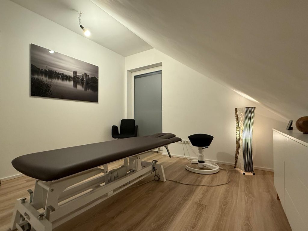 Therapieraum mit Behandlungsliege