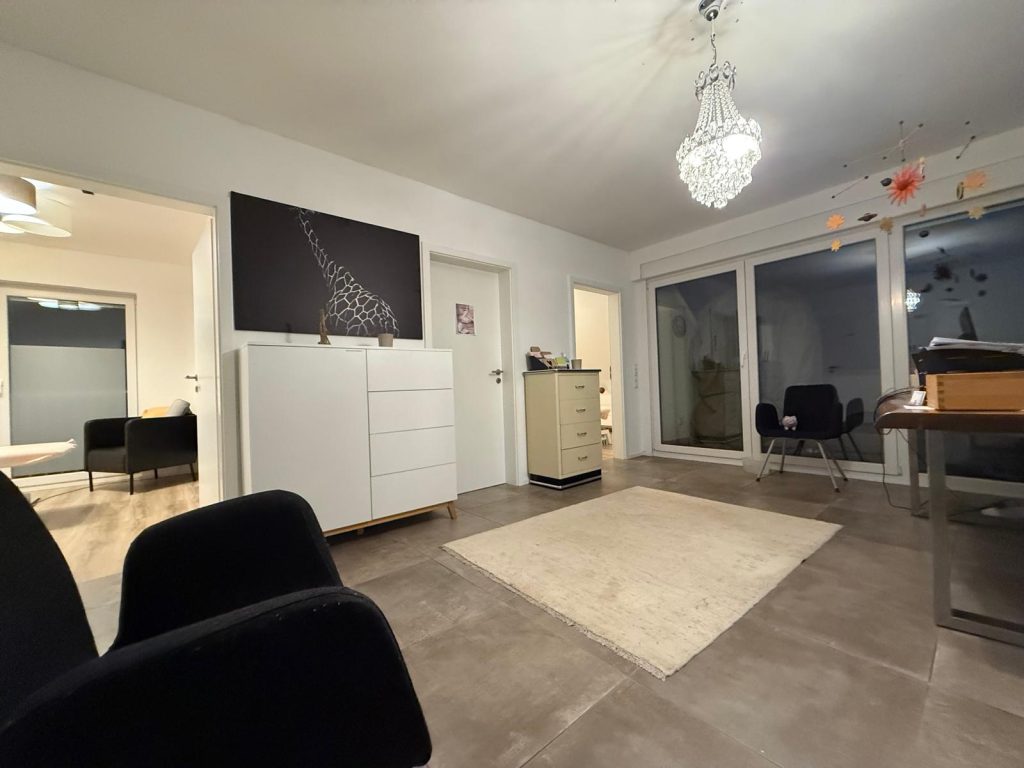 Helles Zimmer mit Teppich